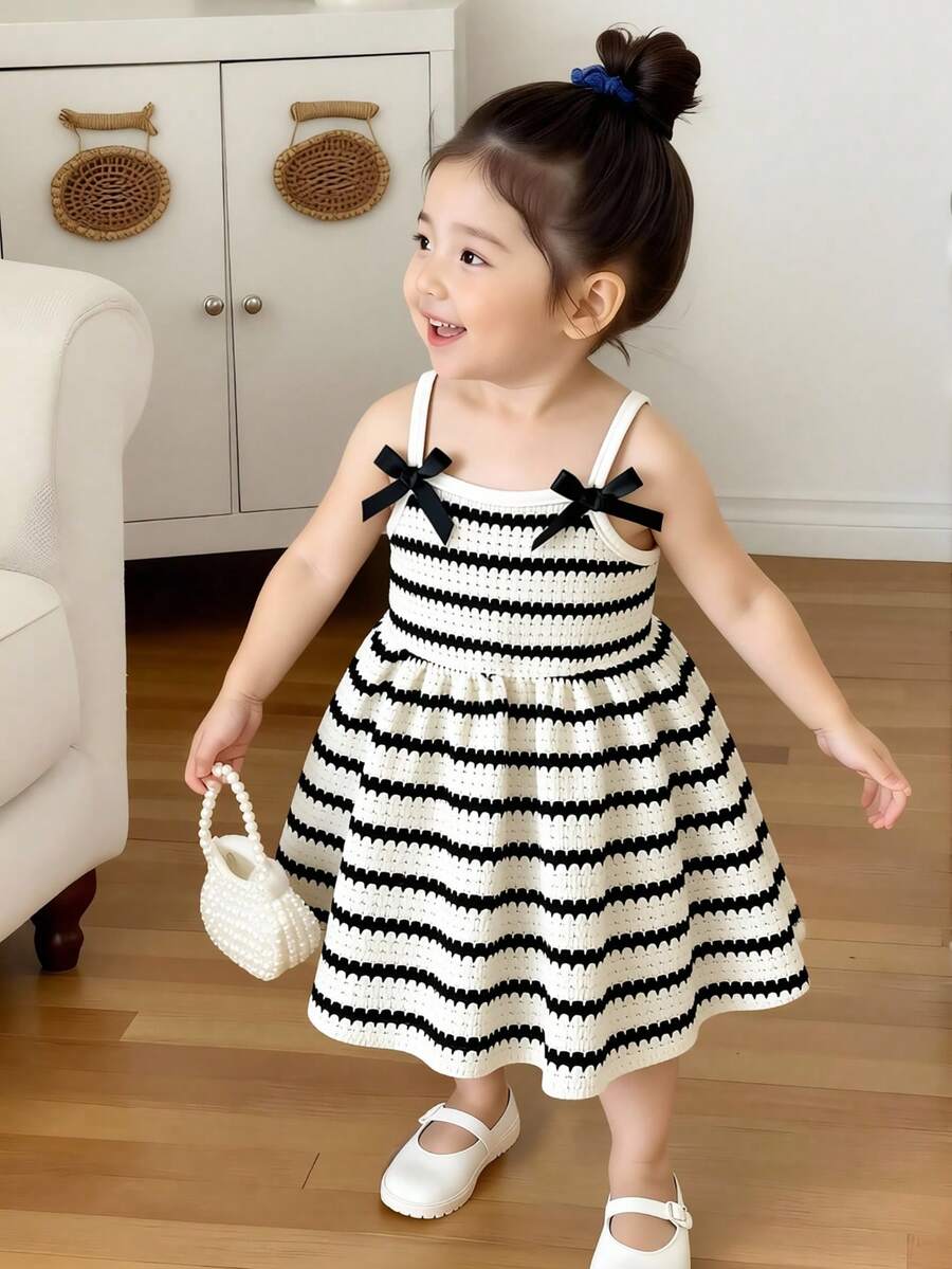 SHEIN Playful Pals 女婴吊带A字连衣裙。这款连衣裙采用吊带设计，简约优雅。A字裙摆更添活泼可爱之感。宽松版型适合各种身材。适合夏季海滩度假、户外野餐等活动，也适合日常休闲穿着，让宝宝在享受轻松自由时光的同时，展现她们独特的魅力。