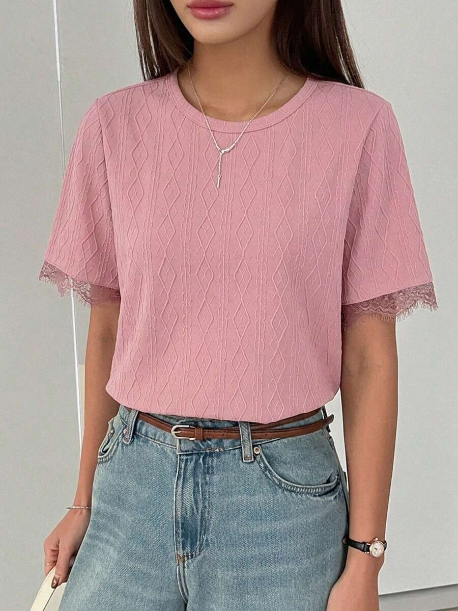 DAZY 女款夏季圓領短袖蕾絲拼接套頭休閒極簡風T恤 - 粉色 - 查看 1