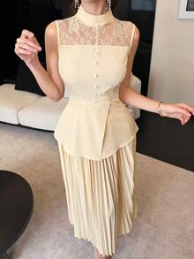 Modelyn Áo kiểu thanh lịch cổ đứng, không tay, chất liệu ren, thắt eo, kết hợp với chân váy xếp ly chữ A. - Màu vàng - Xem 5