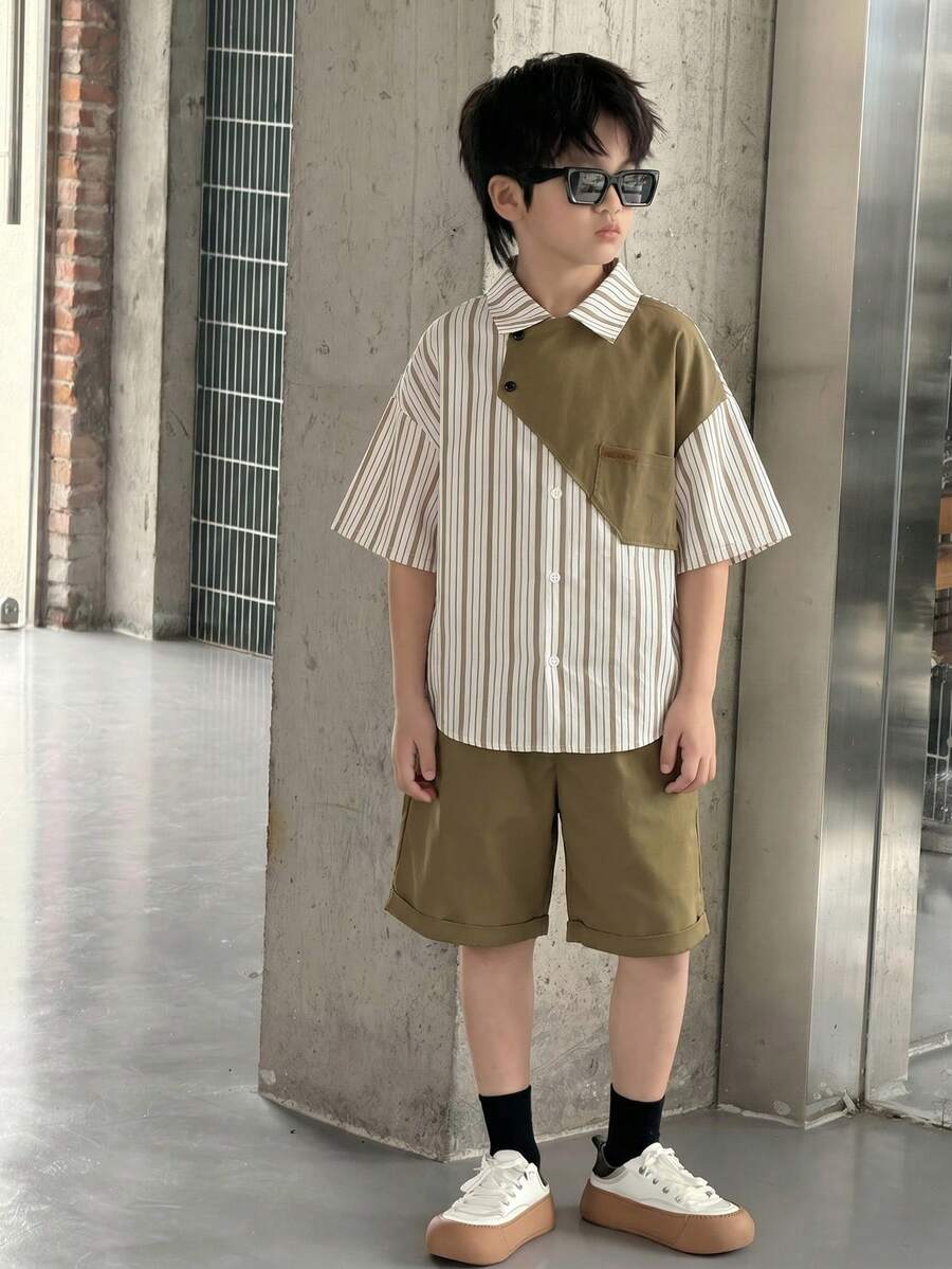 SHEIN 两件套儿童/青少年男童休闲韩版纯色POLO领贴花宽松短袖衬衫和梭织短裤套装,黑白配色,适合通勤、上学、日常休闲、旅行、运动,春夏秋冬皆宜。 - 彩色 - 查看 1