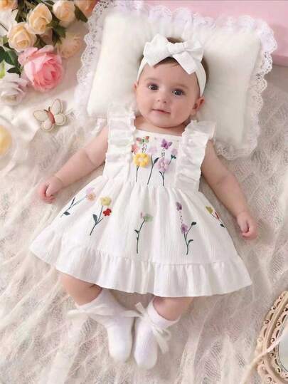 Bộ hai món: Một chiếc váy trắng in hình hoạt hình họa tiết sóng biển cho bé gái sơ sinh, kết hợp với một chiếc băng đô nơ xinh xắn, ngọt ngào và tươi tắn, phù hợp cho bé từ 0-3 tháng tuổi. Thiết kế đáng yêu và ngọt ngào, chiếc váy thoải mái khi mặc, với chất liệu mềm mại và viền bèo nhún thân thiện với làn da. Hoàn hảo cho các chuyến đi chơi, kỳ nghỉ và chụp ảnh. Thuộc bộ sưu tập Xuân/Hè mới nhất.