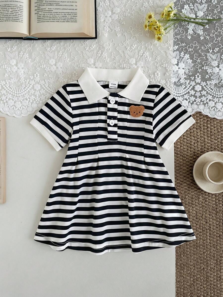 SHEIN 1件女嬰黑色白色條紋洋裝 可愛夏季短袖熊貼布 Polo領 A字百褶開學背心裙