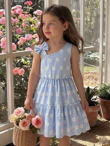SHEIN Vintaside Kids 这款浅蓝色和白色格子连衣裙，饰以雏菊印花，散发着清新夏日气息。雏菊印花与格子图案的结合，赋予其质朴的乡村魅力，不对称的肩部蝴蝶结设计更添甜美独特之感。整体设计简洁清新，蓝白配色尤其衬托肤色。这款连衣裙非常适合在春末夏初穿着。 - 藍色 - 查看 3