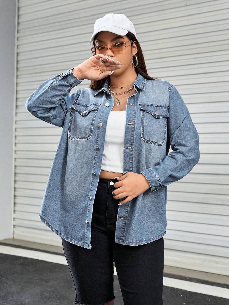 SHEIN EZwear 大码女式长袖单排扣休闲口袋牛仔衬衫 - 淺色水洗藍 - 查看 1