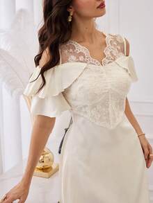 Modelyn Vestido mini de manga corta con hombros descubiertos, ajuste ceñido y volantes, con bordados y parches de malla en color albaricoque, con un estilo romántico francés - Albaricoque - Ver 5