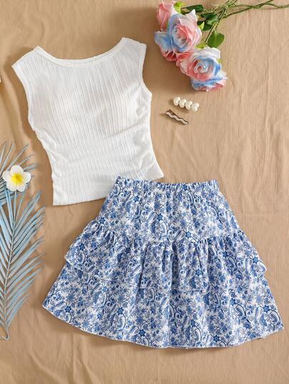 SHEIN Sparklyn Este nuevo conjunto de 2 piezas para niñas preadolescentes presenta una elegante y cómoda blusa de punto jacquard azul de cuello redondo con un estilo casual y de vacaciones, combinada con una falda a dos niveles a juego. La cintura y el bajo recogidos de la blusa crean un aspecto general elegante. Este conjunto de alta calidad es perfecto para el uso diario, incluyendo vacaciones, viajes y fiestas, y es ideal para la primavera y el verano.