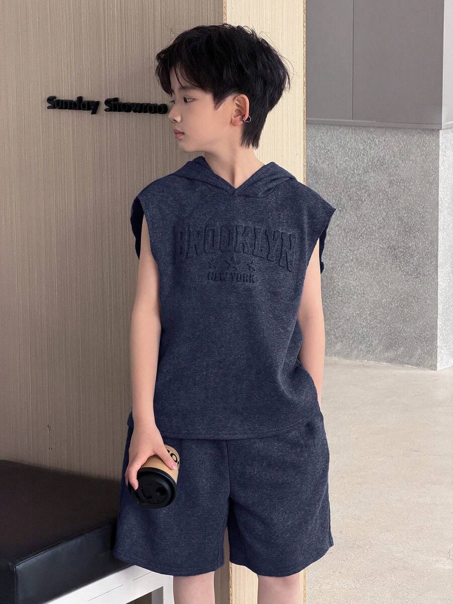 两件套男童休闲连帽无袖上衣和圆领短袖T恤短裤套装,适合上学、郊游、运动、假日派对、春夏穿着。 - 藏蓝色 - 查看 1