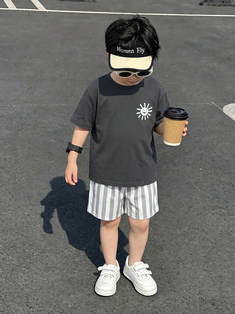 Mirajuku 男童夏季太阳脸印花短袖T恤和条纹短裤两件套,适合日常穿着、幼儿园、户外活动和休闲运动。 - 灰色 - 查看 1