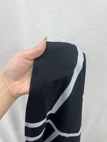 Maweii 大尺碼女款不對稱下擺扭腰休閒度假幾何印花短袖上衣 - 黑與白 - 查看 6