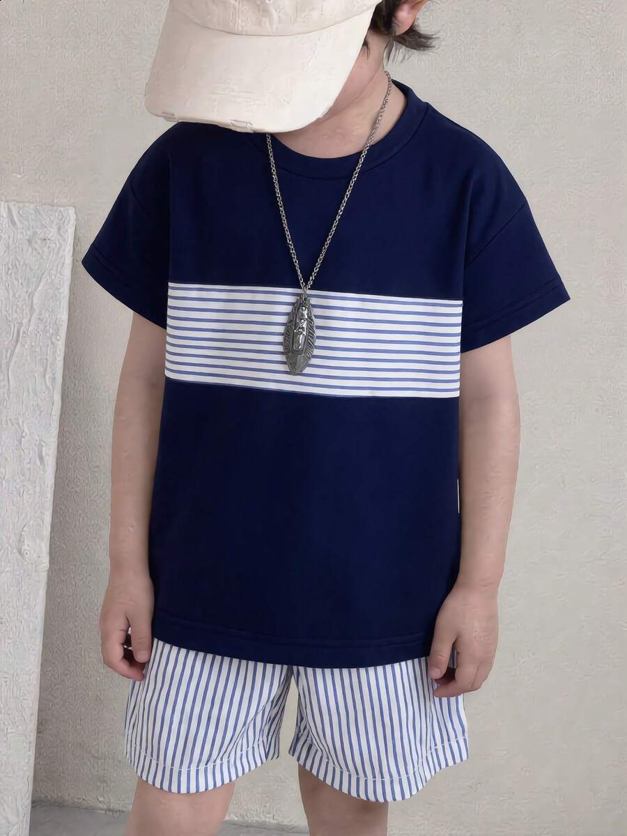 Mirajuku 2件組小男孩夏季休閒圖案插肩袖上衣與條紋短褲套裝,圓領舒適時尚,適合家庭度假與戶外玩耍 - 藏蓝色 - 查看 1