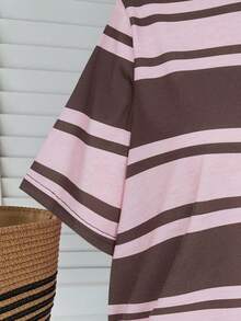 SHEIN Áo thun cổ tròn dáng regular kẻ sọc hồng ngọt ngào và nâu cho nữ thiếu niên, phong cách casual đa năng, phù hợp mặc ngày mẹ, lễ tốt nghiệp, mùa hè, đi học, đi chơi, du lịch, nghỉ lễ, homecoming, back to school, phong cách mới, chill vibe, thời trang cho nữ - Nhiều màu - Xem 4
