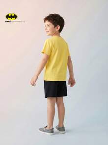 BATMAN X SHEIN Maija Kids Set de 2 piezas de camiseta de manga corta de cuello redondo con estampado de dibujos animados y pantalones cortos casuales para niño, adecuado para el verano - Multicolor - Ver 3