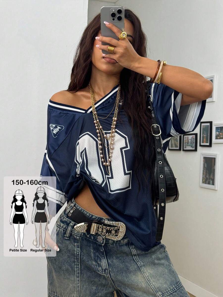 SHEIN Coolane Petite 女士小码夏季街头风复古比赛日休闲透气网眼缎面拼接数字图案印花舒适运动蓝色V领节日宽松针织T恤宽松剪裁专为小码身材设计 - 藍色 - 查看 1