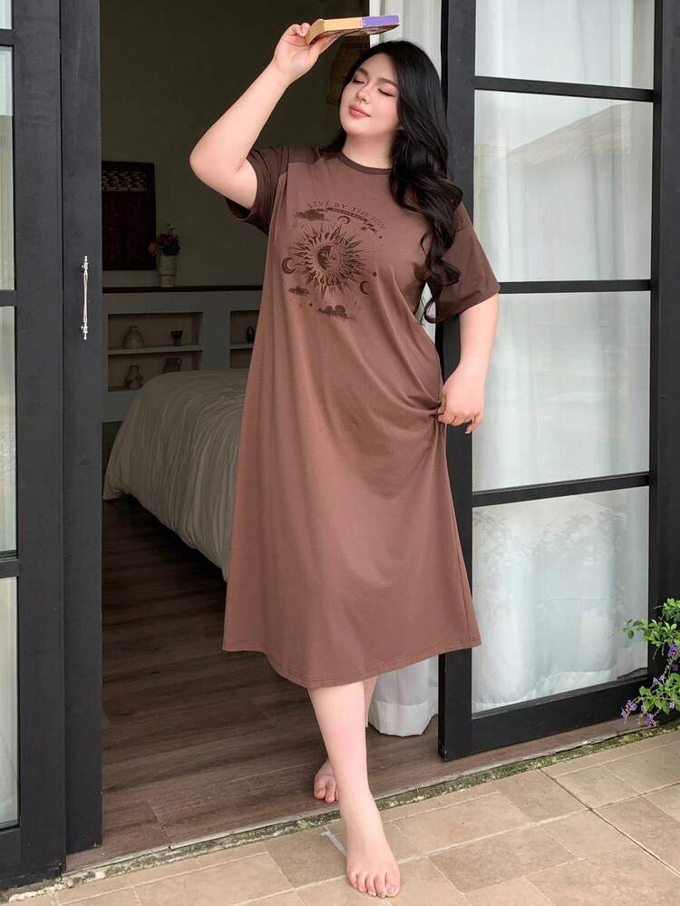 Dazy Plus Contrast Color Block Round Neck Graphic Print Loose Knit Straight Maxi Nightgown, Plus Size Women Spring/Summer Loungewear