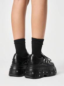 ROMWE Grunge Punk Sandalias de tacón para mujer 2026 Nuevo estilo de moda de primavera y otoño Estilo punk Punta redonda de PU oscuro Suela gruesa Diseño de nicho Elevación Remaches Cabeza de calavera Zapatos con cordones - Negro - Ver 5