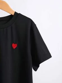 SHEIN 軟紫色短袖T恤+寬腿褲套裝，適合青少年女孩，上衣採用簡單圓領短袖設計，飾有小黑色心形點綴，清新俏皮，下身為紫色底黑色垂直條紋寬腿褲，滿版印心形圖案，寬鬆極簡剪裁，整體色調柔和，甜美而不甜膩，適合居家日常穿著或輕便外出 - 黑色 - 查看 3