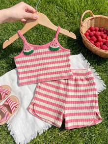 SHEIN Vintaside Kids 2件組女嬰時尚度假圖案細肩帶背心與短褲套裝，適合夏季度假旅行 - 西瓜粉 - 查看 3