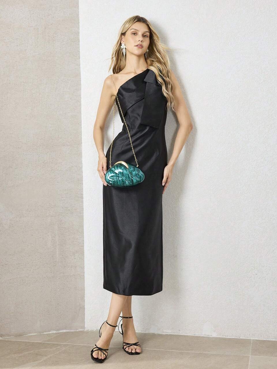 LADIES ELEGANT ACRYLIC CLUTCH DINNER BAG WITH STREAMLINED METAL DECORATION, SUITABLE FOR DATING PARTIES AND VACATIONS