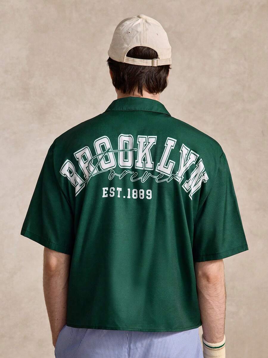 男士休閒字母印花短袖襯衫,梭織布領,夏季男士短版圖案 Brooklyn College 深綠色寬鬆短版印花 - 墨綠色 - 查看 1