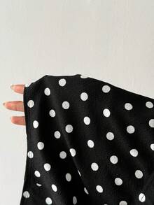 SHEIN PETITE Conjunto de 2 piezas de top con cuello asimétrico y shorts con estampado de lunares negros para mujer - Blanco y Negro - Ver 7