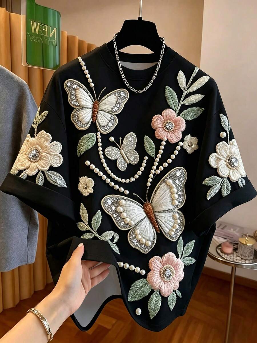 Airaco Camiseta de manga corta con cuello redondo y estampado de mariposas y flores, versátil para mujer de talla grande - Negro - Ver 1