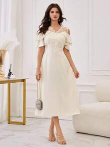 Modelyn Vestido mini de manga corta con hombros descubiertos, ajuste ceñido y volantes, con bordados y parches de malla en color albaricoque, con un estilo romántico francés - Albaricoque - Ver 7