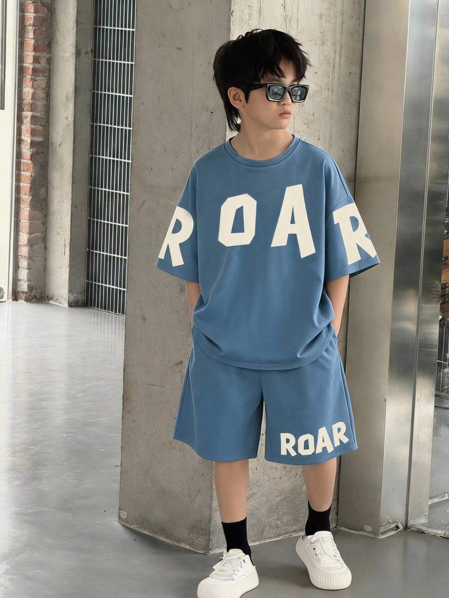 Bộ đồ thể thao 2 món cho bé trai tuổi teen, kiểu dáng thường ngày, thoải mái, in chữ lớn, cổ tròn, tay ngắn, màu xanh dương và quần short, thích hợp cho mùa xuân/hè, đi chơi, ngày Valentine, hẹn hò, du lịch, nghỉ lễ, họp mặt gia đình, tựu trường, đám cưới, buổi tối, thể thao, tiệc sinh nhật. - Màu xanh lam - Xem 1