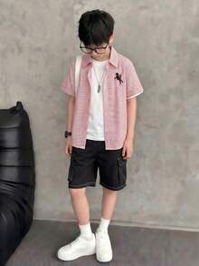 Mirajuku 男童夏季套装，黑白条纹印花短袖衬衫搭配黑色工装短裤，休闲时尚，尽显帅气风范 - 紅色 - 查看 4