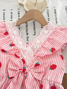 SHEIN Vintaside Kids 2025夏季新款女童连衣裙，粉白条纹草莓印花荷叶袖V领腰部系带蝴蝶结露背A字连衣裙，乡村风格时尚女童装 - 粉色 - 查看 4