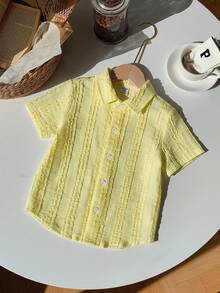 SHEIN 男童简约纹理短袖衬衫，浅黄色，适合夏季、派对、海滩度假、春夏穿着 - 黃色 - 查看 4