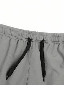Manfinity Homme شورتات رجالية بخصر مرن بسيطة اللون للارتداء اليومي المتعدد الاستخدامات - رمادي فاتح - مشاهدة 6