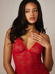 MISSGUIDED Vestido mini ajustado de encaje rojo con escote en V profundo y tirantes de espagueti para una noche de cita - Rojo - Ver 2