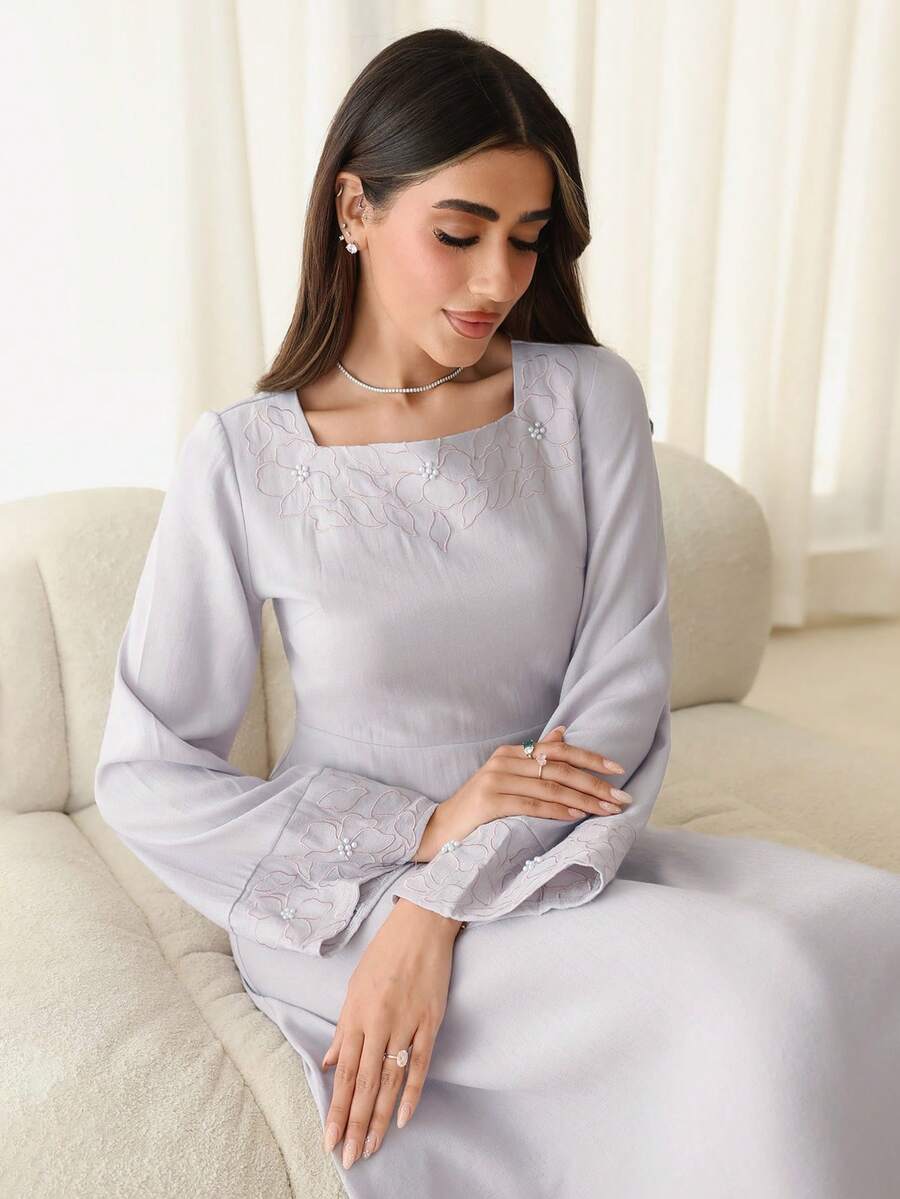 Al Najma 女士花卉刺绣方领长袖优雅阿拉伯风格连衣裙 - 淡紫色 - 查看 1