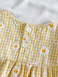 SHEIN Vintaside Kids 女婴夏季飘逸袖圆领连衣裙，优雅时尚，清新3D立体雏菊印花装饰，适合日常外出、休闲、家庭聚会或公园散步。 - 黃色 - 查看 10