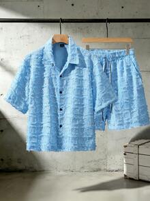 PAVTROS Bộ đồ nam thời trang gồm áo sơ mi ngắn tay cài một hàng khuy có tua rua và quần short cạp chun có túi. - Màu xanh nhạt - Xem 3