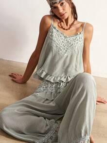 Bohemela Blusa feminina casual de alcinha, estilo primavera/verão, em tecido plano com aplicações de renda, barra com babados e detalhes em renda. Ideal para o dia a dia, encontros com amigos, festivais de música, festas, looks com sobreposições e para relaxar em casa. - Verde - Ver 5
