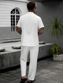 Manfinity CasualCool 男士休閒白色兩件套，短袖領襯衫附口袋與長褲，夏季度假度假套裝，老錢風復古穿搭 - 白色 - 查看 2