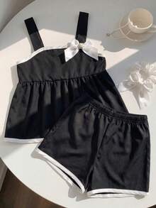 SHEIN Elladie kids 两件套女童黑白蝴蝶结吊带背心和短裤套装，优雅休闲风格，撞色滚边荷叶边下摆和珍珠点缀，采用柔软舒适的面料，适合春夏外出、派对和日常穿着。时尚百搭的两件套童装，适合小朋友。 - 黑色 - 查看 5