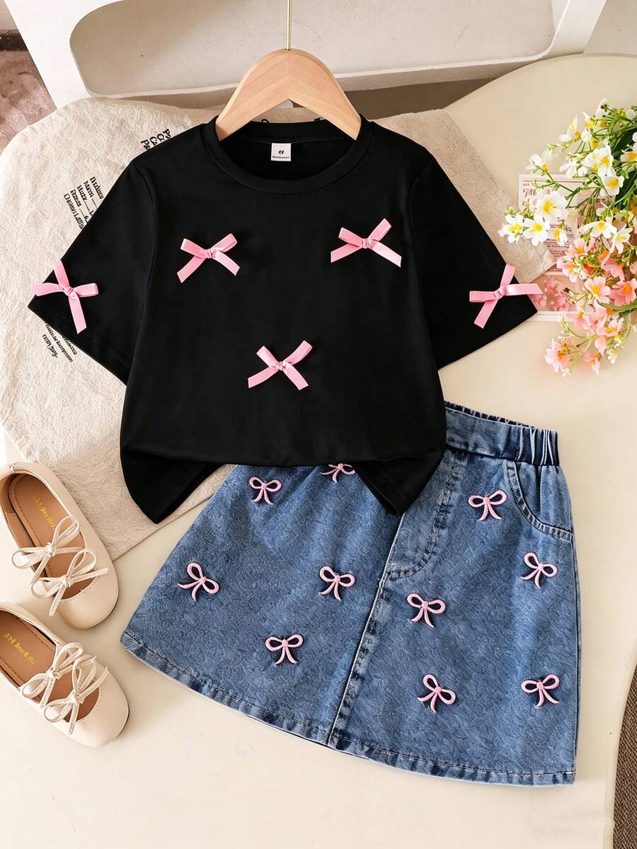 SHEIN Conjunto de camiseta de manga corta con cuello redondo blanco y decoración de moño dulce + falda vaquera con bordado de lazo 3D rosa para niñas en primavera/verano, conjunto ligero, dulce y lindo, de moda y minimalista, adecuado para uso diario, ocio, escuela y otras ocasiones - Multicolor - Ver 1