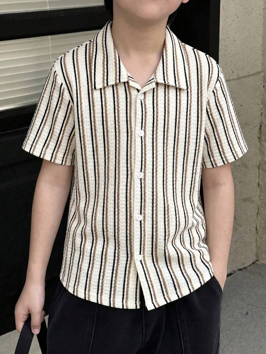 Mirajuku Camisa de cuello con textura de gofre y rayas para niño preadolescente, tela cómoda adecuada para uso diario, ir y venir, salidas casuales, viajes y vacaciones. Se puede combinar con pantalones cortos para un look sencillo, limpio y de moda. - Albaricoque - Ver 1