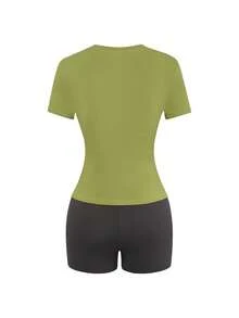 WanderVale Damset med enfärgad kortärmad t-shirt och shorts i 2 delar - Grön - Visa 2