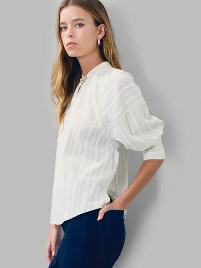 Nöista Striped Blouse With Stand Collar And Keyhole Neckline, Finished With A Delicate Mandarine Closure. Voluminous Puff Sleeves And Wide Cuffs With Mandarine Buttons. Perefect For Spring, Summer, Auntum, Easy To Style, Every Day Look, For Work, Brunch, Layering, College Look.