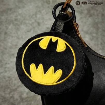 POKOJA LAND BATMAN X Móc khóa nhung 3D đồng thương hiệu, hình dáng đứng dễ thương, thiết kế cổ điển, có thể treo trên túi xách, móc chìa khóa, cặp sách, v.v., phù hợp cho mọi lứa tuổi, kể cả thanh thiếu niên và người lớn.