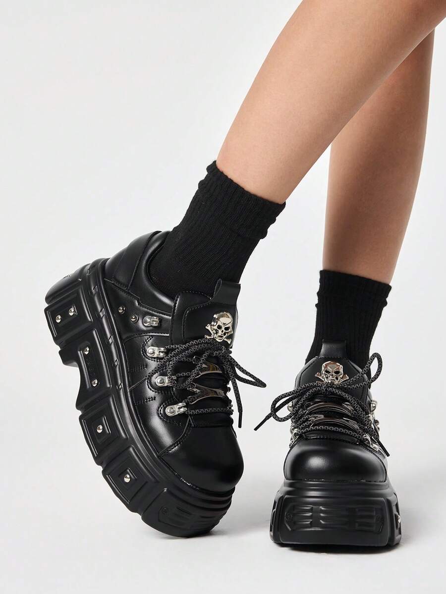 ROMWE Grunge Punk Sandalias de tacón para mujer 2026 Nuevo estilo de moda de primavera y otoño Estilo punk Punta redonda de PU oscuro Suela gruesa Diseño de nicho Elevación Remaches Cabeza de calavera Zapatos con cordones - Negro - Ver 1