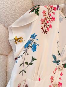 SHEIN Franclia 女士春夏V领花朵袖金色纽扣装饰印花沙滩度假短裙，休闲沙滩度假印花连衣裙，印花春季连衣裙，杏色连衣裙，优雅连衣裙，外出装扮，春夏连衣裙 - 杏色 - 查看 3