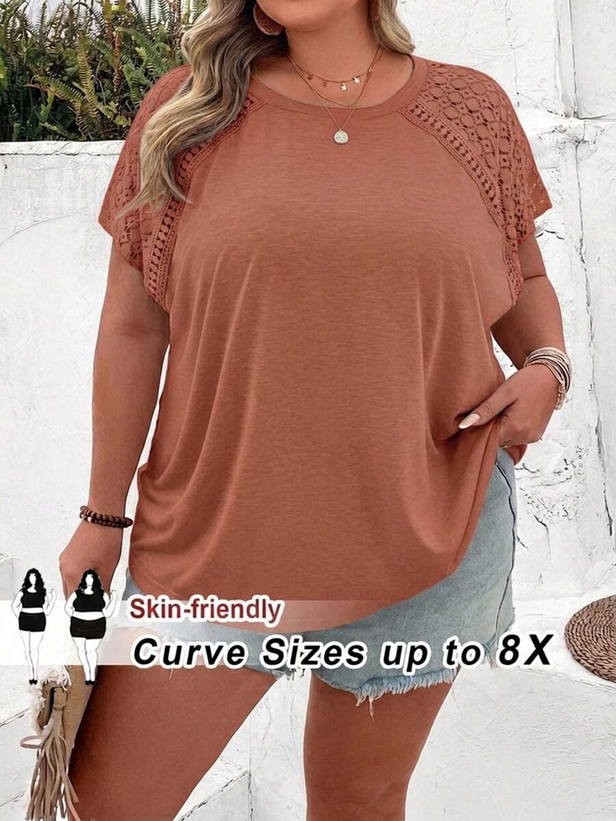 SHEIN CURVE+ 大码撞色蕾丝拼接短袖T恤,适合夏季海滩度假,波西米亚风情 - 摩卡棕 - 查看 1