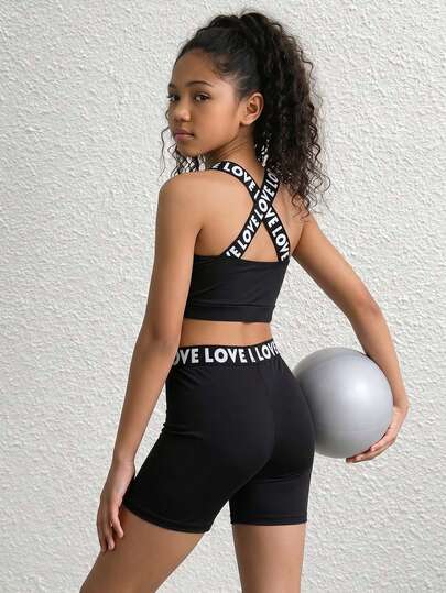 SHEIN Conjunto de entrenamiento profesional de danza para niñas, que incluye sujetador deportivo con estampado de AMOR y pantalones cortos ajustados de gran elasticidad, para fitness y yoga
