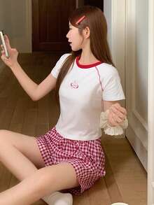 DAZY Bộ đồ ngủ nữ gồm áo thun tay raglan in hình hoạt hình và quần short kẻ caro. - trắng - Xem 5