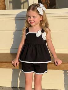 SHEIN Elladie kids 两件套女童黑白蝴蝶结吊带背心和短裤套装，优雅休闲风格，撞色滚边荷叶边下摆和珍珠点缀，采用柔软舒适的面料，适合春夏外出、派对和日常穿着。时尚百搭的两件套童装，适合小朋友。 - 黑色 - 查看 3
