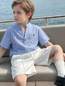 SHEIN LMoss Kids 男童夏季休闲度假及日常通勤条纹印花V领短袖上衣和前缝短裤套装 - 彩色 - 查看 1